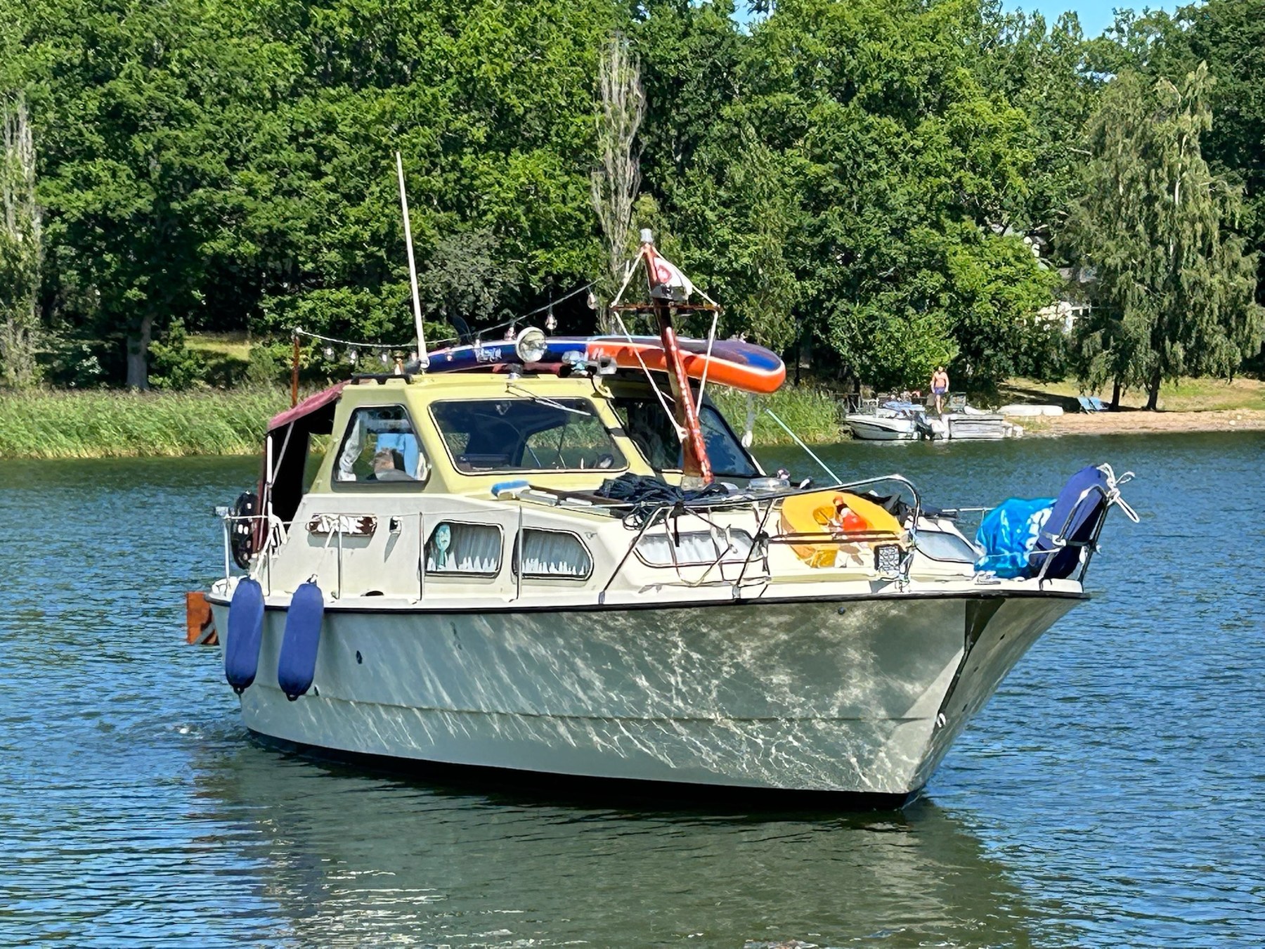 Avfärd från Hemviken på Ljusterö. Precis kastat loss.