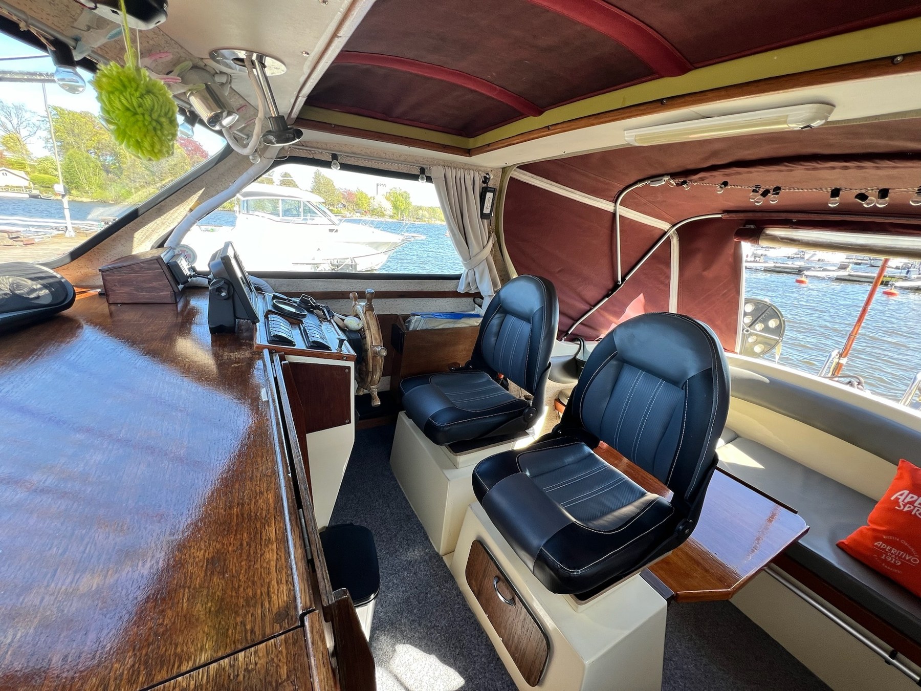 Förarplatsen med trädetaljer och två stolar