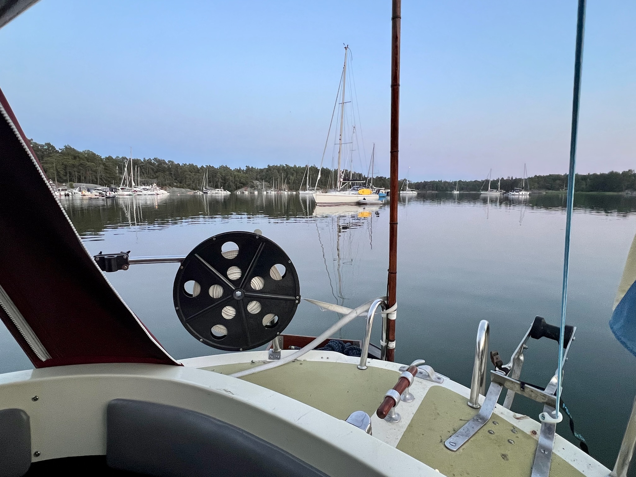 Spegelblankt vatten i Jolpan, Finnhamn.