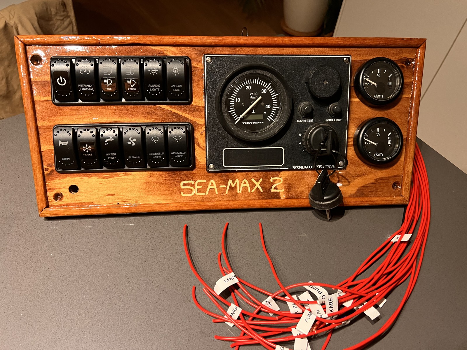 Instrumentpanel med Volvo Penta-instrument och nytt kablage